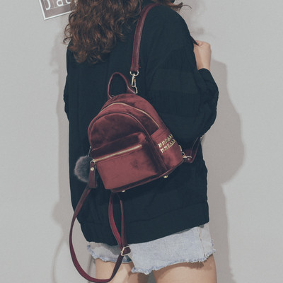 Rucsac mic de dama modern din catifea cu elemente metalice si puf in mai multe culori