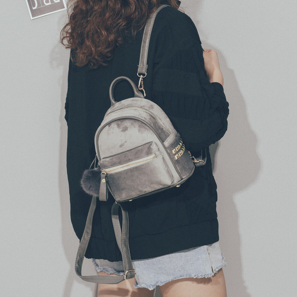 Rucsac mic de dama modern din catifea cu elemente metalice si puf in mai multe culori