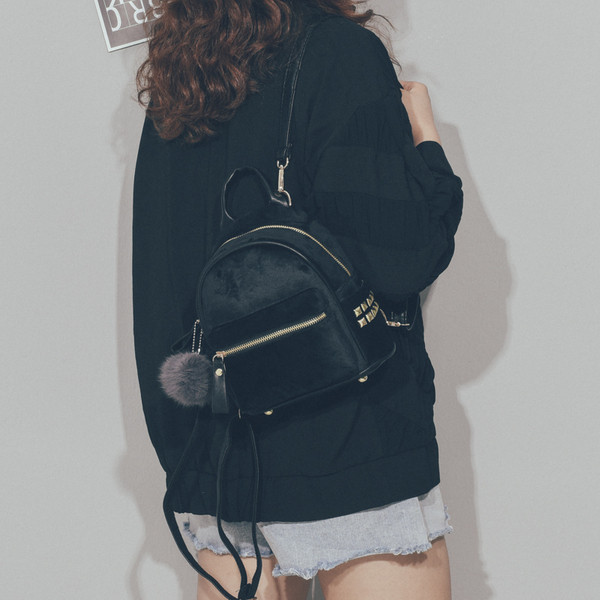 Rucsac mic de dama modern din catifea cu elemente metalice si puf in mai multe culori