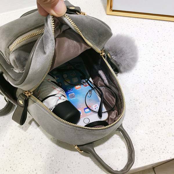 Rucsac mic de dama modern din catifea cu elemente metalice si puf in mai multe culori