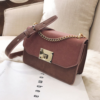 Elegáns kézitáska fém csattal több színben