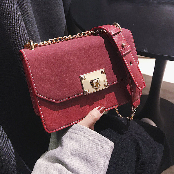 Elegáns kézitáska fém csattal több színben