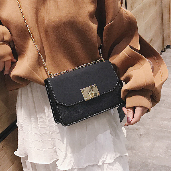 Elegáns kézitáska fém csattal több színben