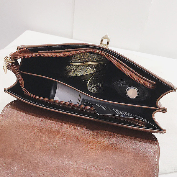 Elegáns kézitáska fém csattal több színben