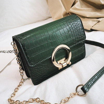 Fém díszítéssel ellátott női táska több színben