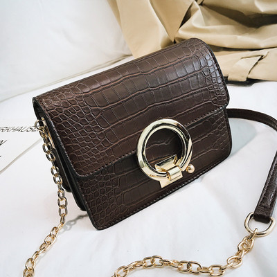 Fém díszítéssel ellátott női táska több színben