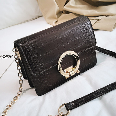 Fém díszítéssel ellátott női táska több színben