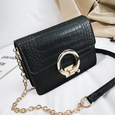 Fém díszítéssel ellátott női táska több színben