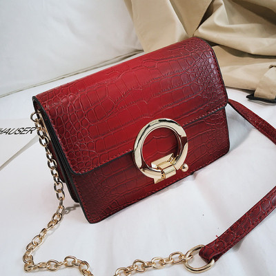 Fém díszítéssel ellátott női táska több színben