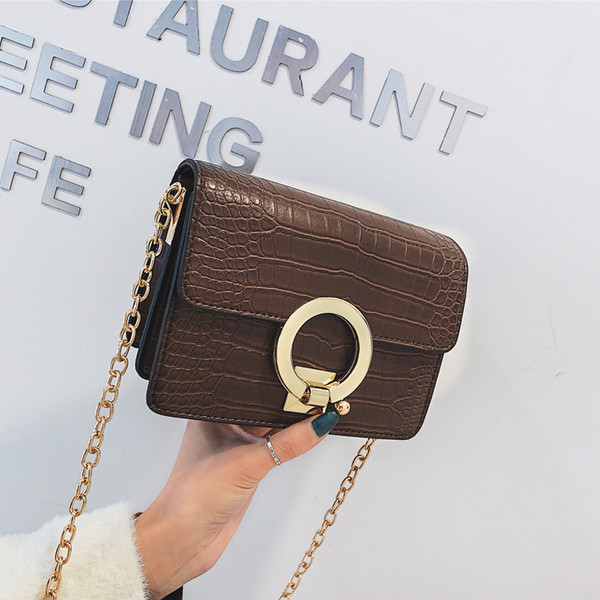 Fém díszítéssel ellátott női táska több színben