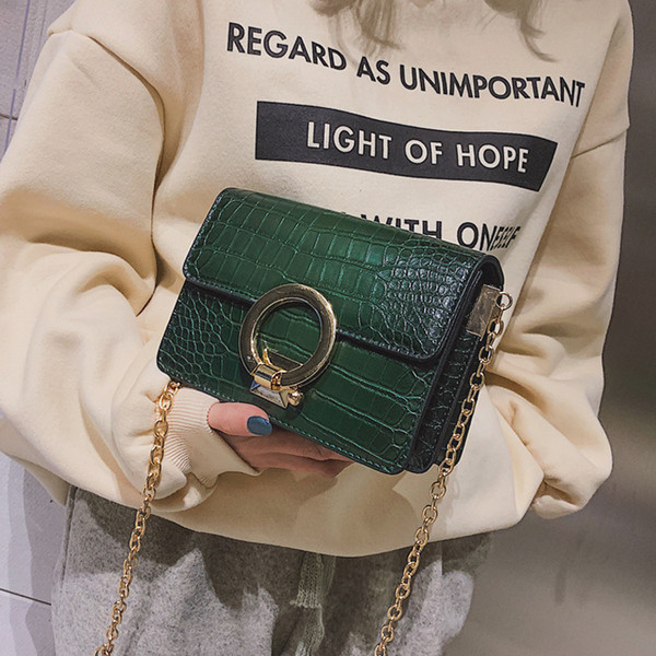 Fém díszítéssel ellátott női táska több színben