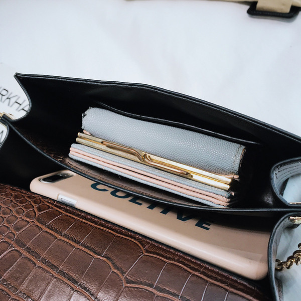 Fém díszítéssel ellátott női táska több színben