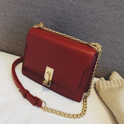 Κομψή γυναικεία τσάντα από οικολογικό δέρμα με μεταλλική λαβή