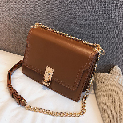 Κομψή γυναικεία τσάντα από οικολογικό δέρμα με μεταλλική λαβή