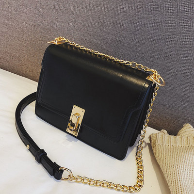 Κομψή γυναικεία τσάντα από οικολογικό δέρμα με μεταλλική λαβή