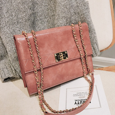 Γυναικεία κομψή τσάντα σε μεταλλικό κούμπομα