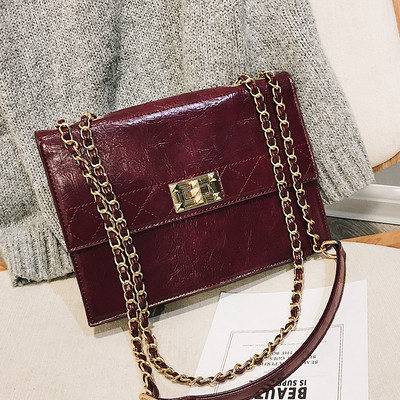 Γυναικεία κομψή τσάντα σε μεταλλικό κούμπομα