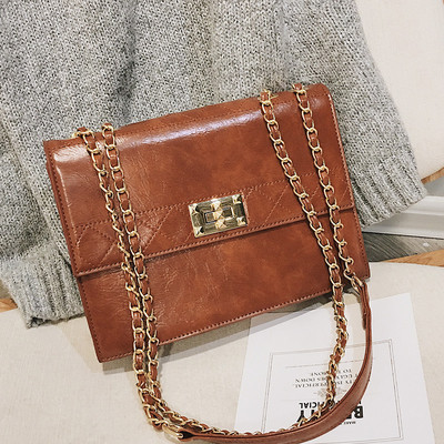 Γυναικεία κομψή τσάντα σε μεταλλικό κούμπομα