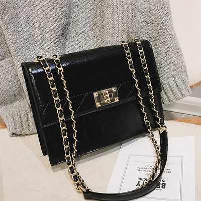 Γυναικεία κομψή τσάντα σε μεταλλικό κούμπομα