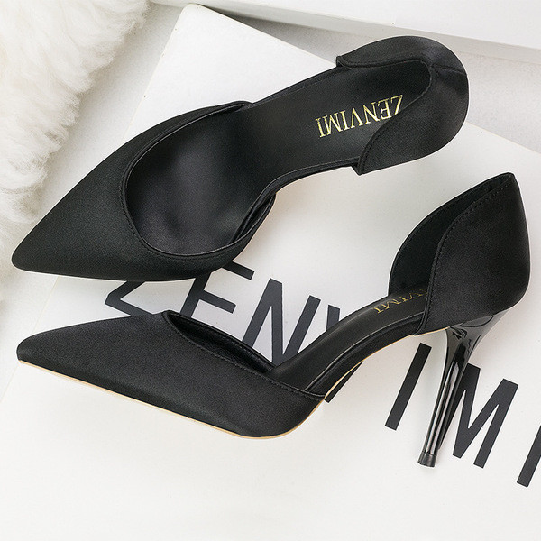 Stílusos női félig nyitott cipő hegyes modell több színben