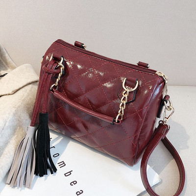 Μοντέρνα γυναικεία  τσάντα με φούντα σε διάφορα χρώματα