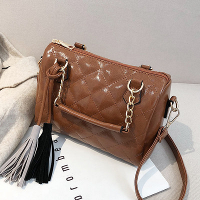 Μοντέρνα γυναικεία  τσάντα με φούντα σε διάφορα χρώματα