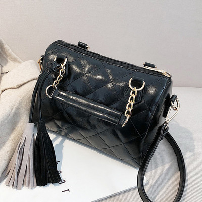 Μοντέρνα γυναικεία  τσάντα με φούντα σε διάφορα χρώματα