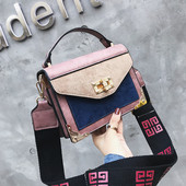 Női táska hosszú füllel, fém csattal