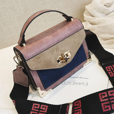 Női táska hosszú füllel, fém csattal