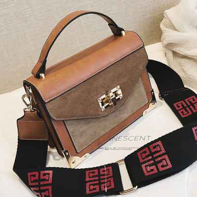 Női táska hosszú füllel, fém csattal