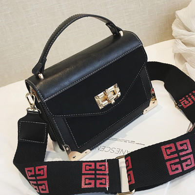 Női táska hosszú füllel, fém csattal