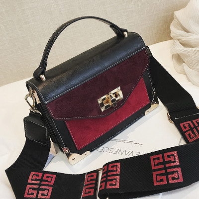 Női táska hosszú füllel, fém csattal