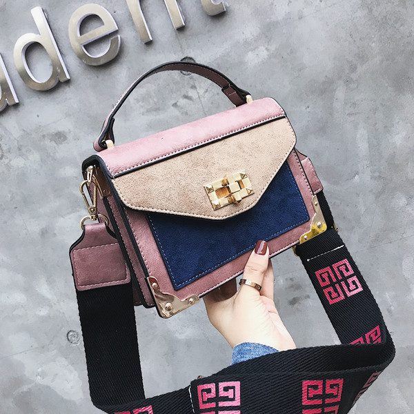 Női táska hosszú füllel, fém csattal