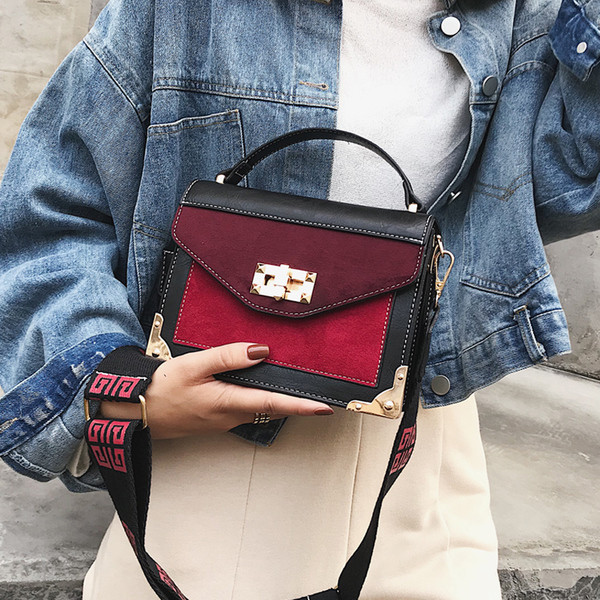 Női táska hosszú füllel, fém csattal