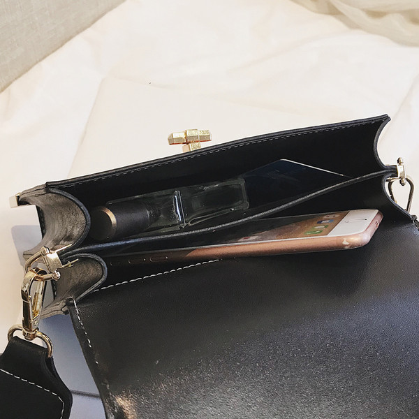 Női táska hosszú füllel, fém csattal