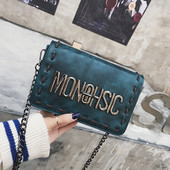 Fém díszítéssel ellátott női táska