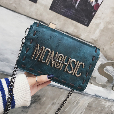 Fém díszítéssel ellátott női táska