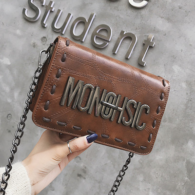 Fém díszítéssel ellátott női táska