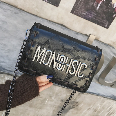 Fém díszítéssel ellátott női táska