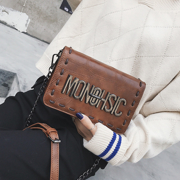 Fém díszítéssel ellátott női táska