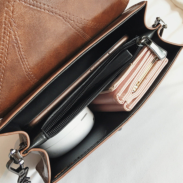 Fém díszítéssel ellátott női táska