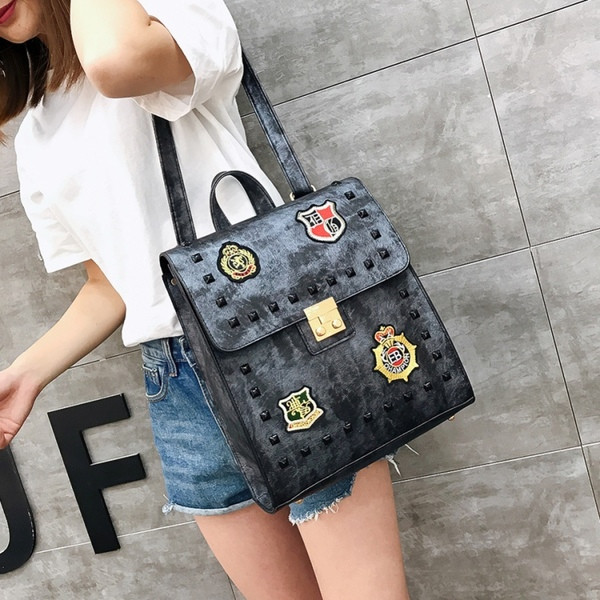 Rucsac de damă de ultimă generație cu ochiuri și embleme în mai multe culori