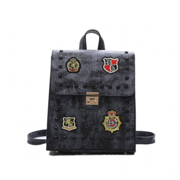 Rucsac de damă de ultimă generație cu ochiuri și embleme în mai multe culori