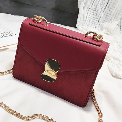 Γυναικεία τσάντα με μεταλλική λαβή σε τέσσερα χρώματα