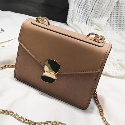 Γυναικεία τσάντα με μεταλλική λαβή σε τέσσερα χρώματα