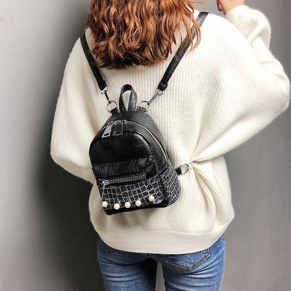 Modern női kis hátizsák több színben gyöngyökkel