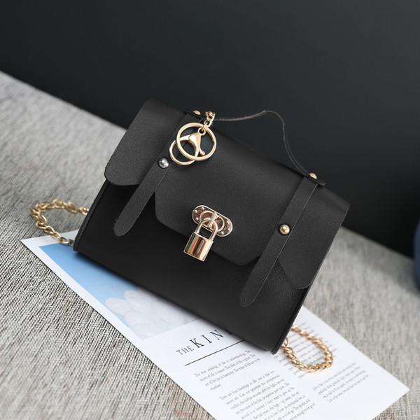 Stílusos női táska fém kiegészítővel több színben