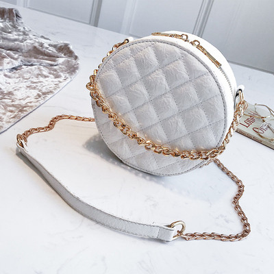 Elegáns női táska kerek formában, fém lánccal