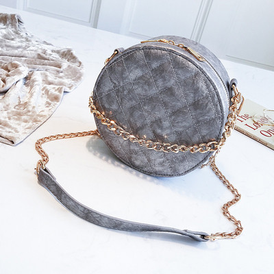 Elegáns női táska kerek formában, fém lánccal