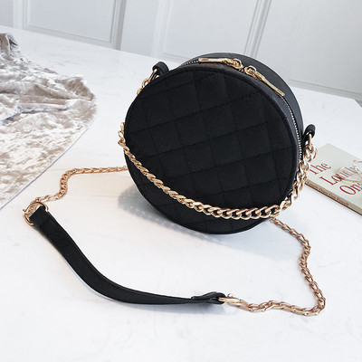 Elegáns női táska kerek formában, fém lánccal